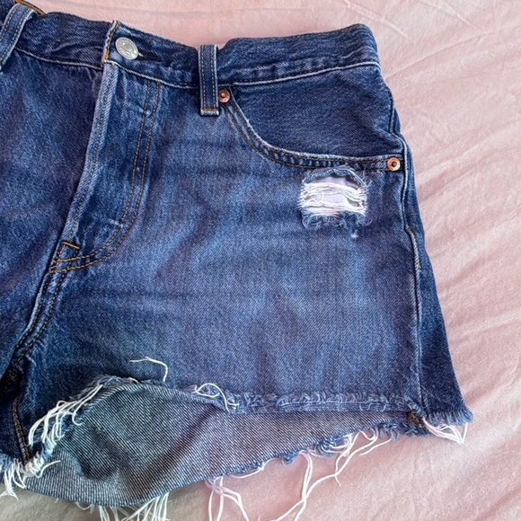 Vintage Levi 501 shorts with raw hem - Picture 4 of 10